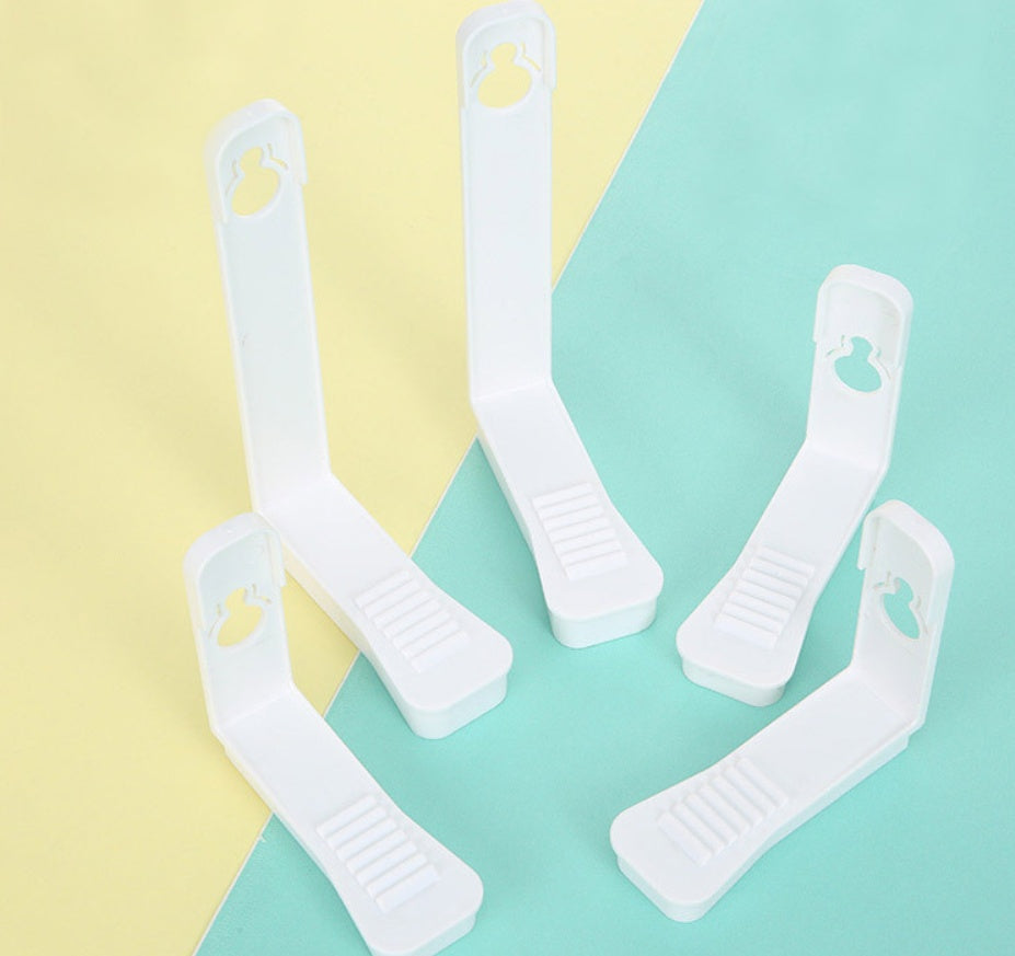 Sheet retaining clip sheet holder